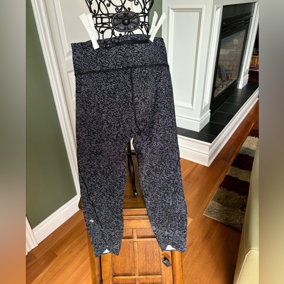 Women’s size US 6 Lululemon yoga pant to mid/shin, side pocket, and back zipper. - Picture 3 of 8